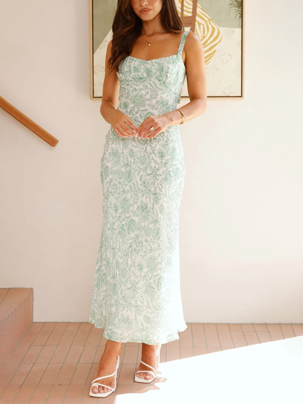 Robe midi plissée à imprimé floral sophistiqué et dos ouvert