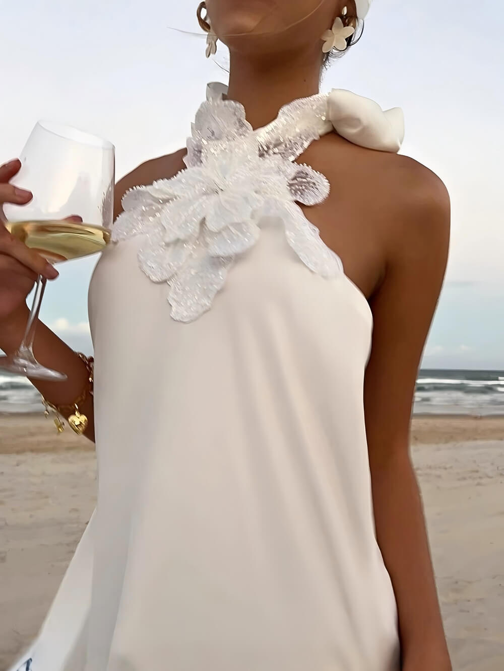Robe longue dos nu en satin crocheté à fleurs rétro