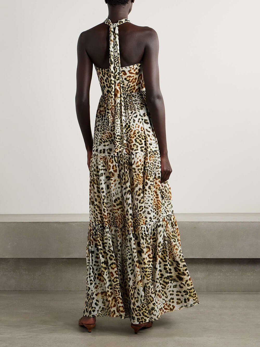 Robe longue dos nu en mousseline à imprimé léopard rétro, féroce et féminine