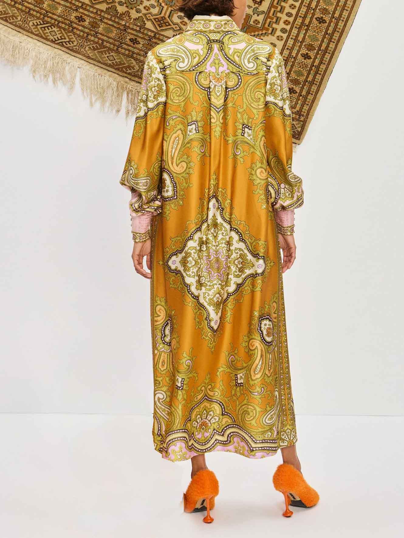 Robe longue boutonnée en satin exquis à imprimé cachemire unique