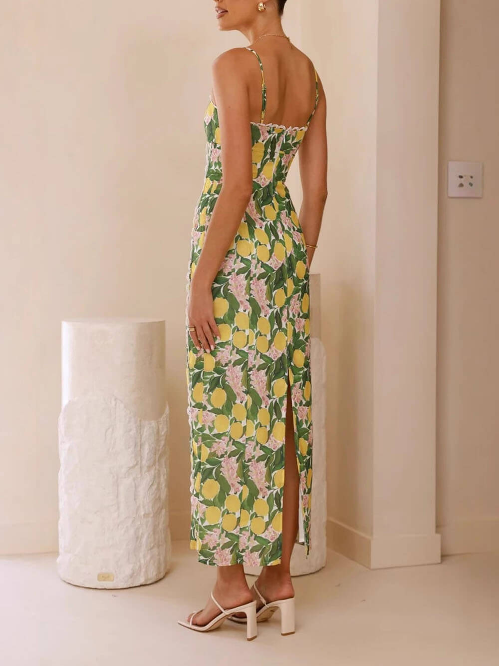 Sexy Maxikleid aus Leinen mit Strumpfhaltern und Spitzenschlitz