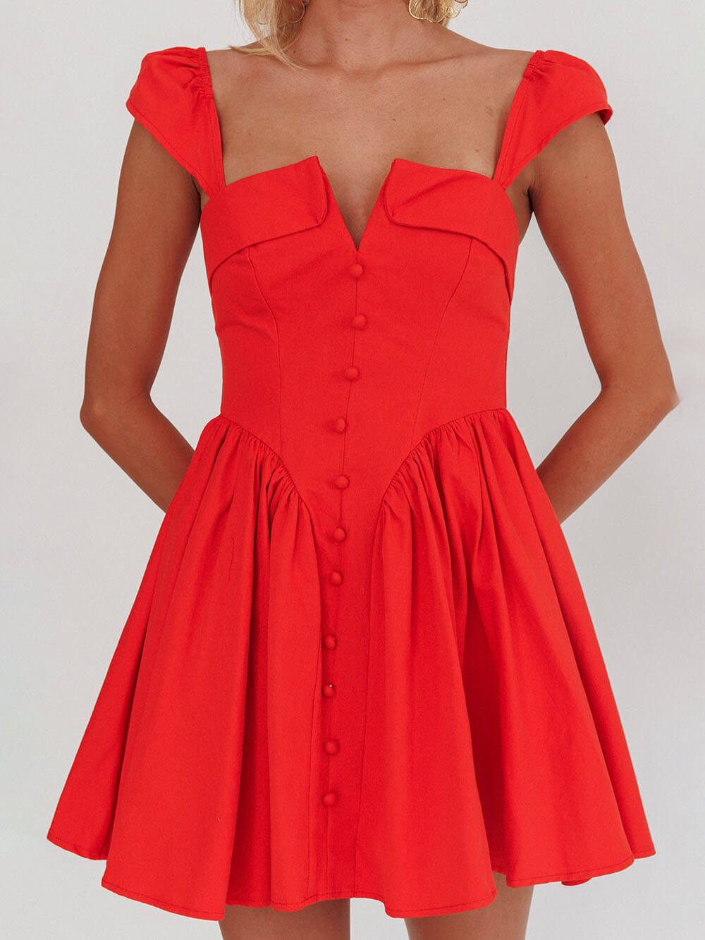 Zartes Minikleid mit plissiertem, quadratischem Kragen und Knopfleiste vorne