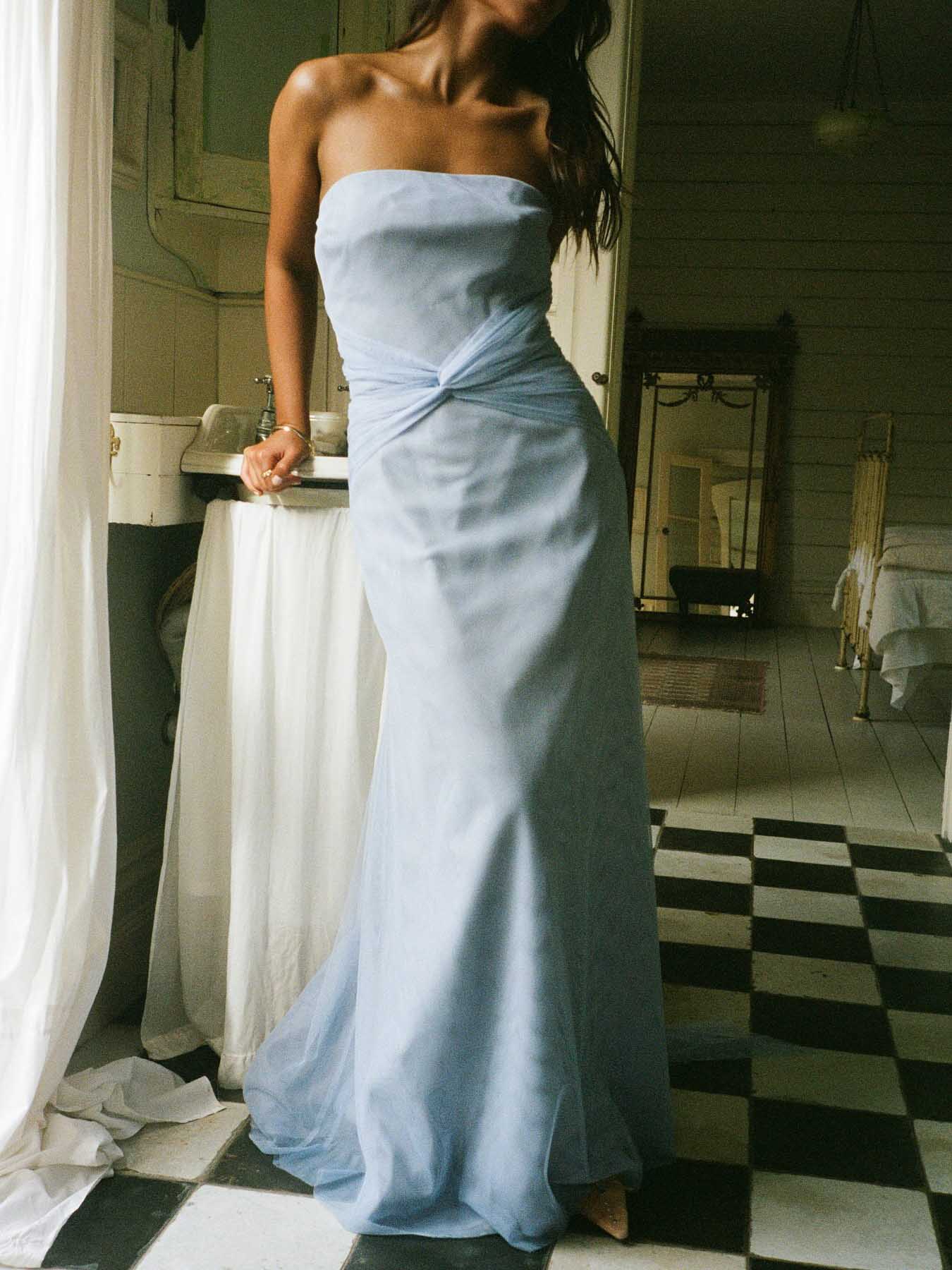 Elegantes Maxikleid aus fließendem Netzstoff mit verdrehter Taille