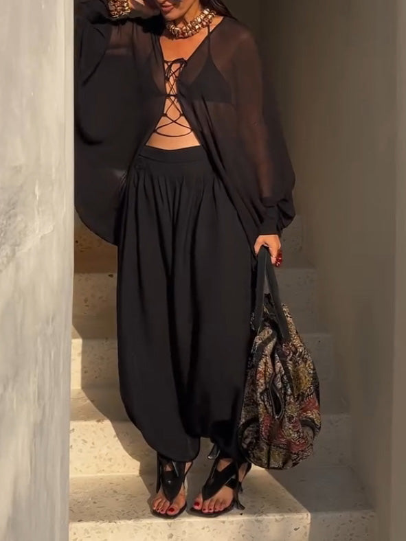 Elegante, transparente, lockere Bluse mit Schnürung