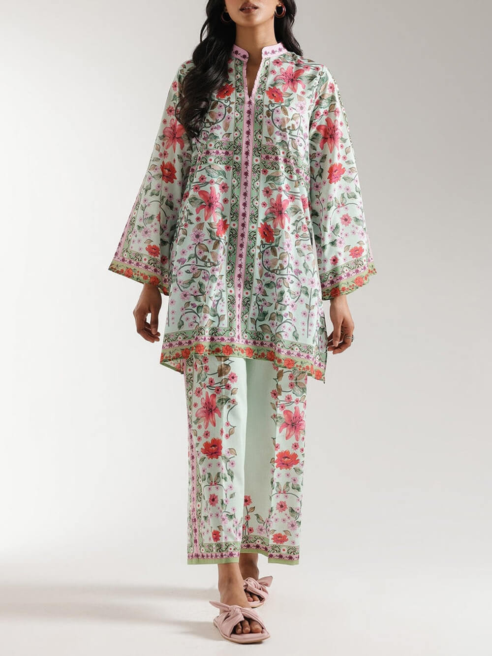 Chemise oversize à demi-col et imprimé floral symétrique en satin unique