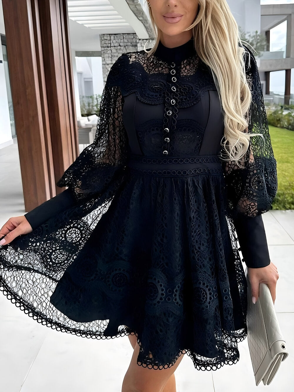 Mini-robe élégante à manches longues et bordure en dentelle