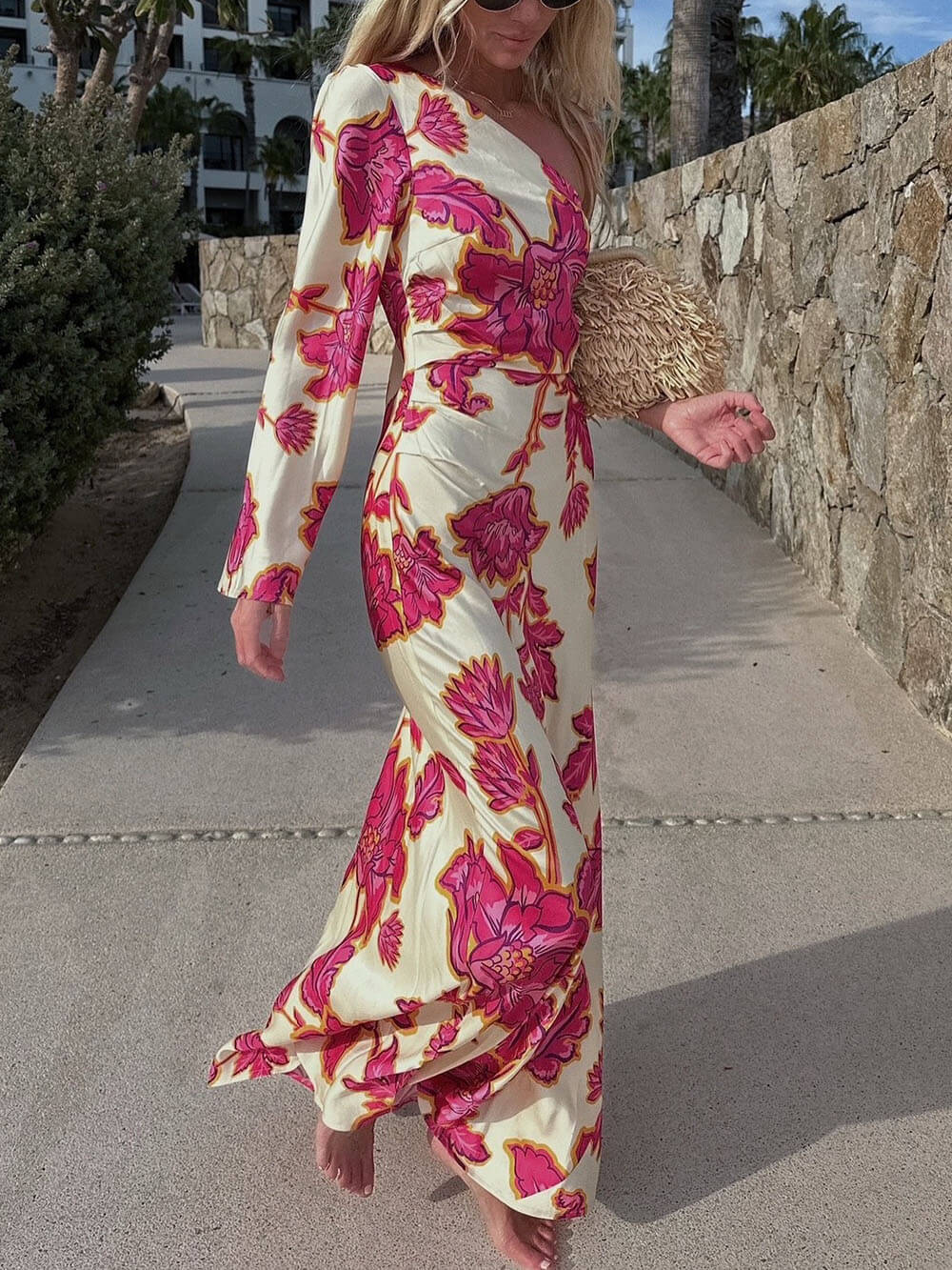 Einzigartiges ausgestelltes Maxikleid aus Satin mit Blumenmuster und einer Schulter