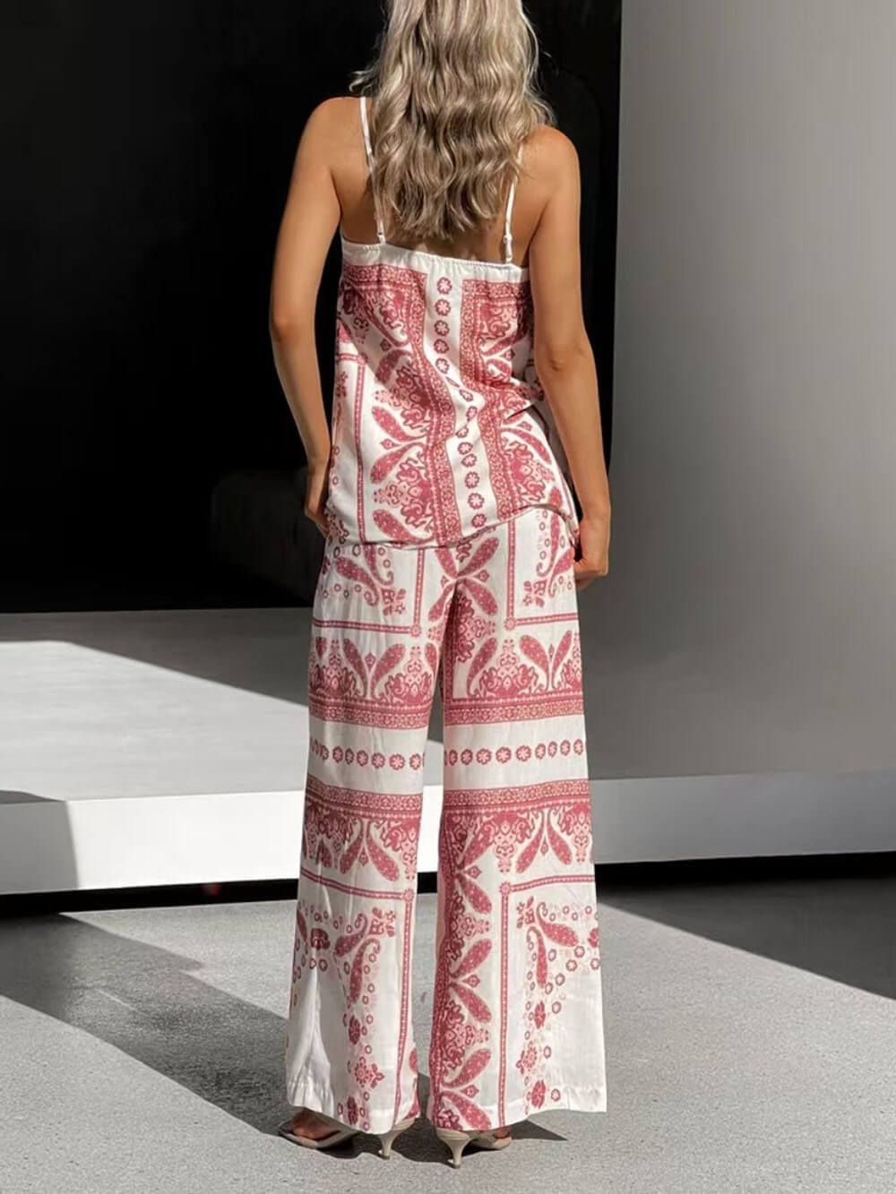 Moderne, einzigartige Hose mit Blumenmuster und hoher Taille und weitem Bein