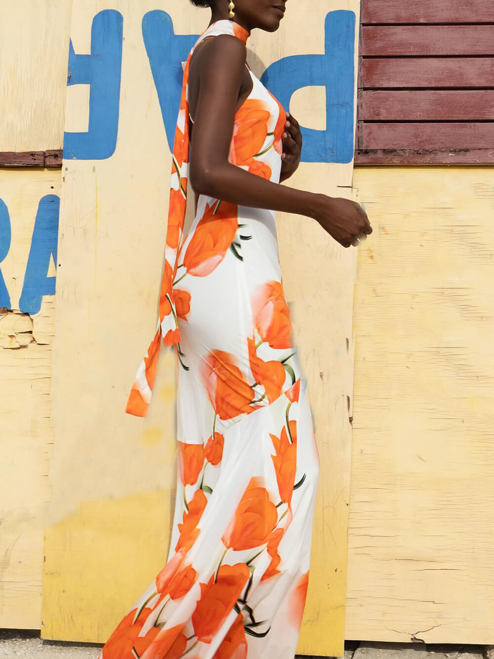 Robe longue en satin à imprimé floral et dos nu