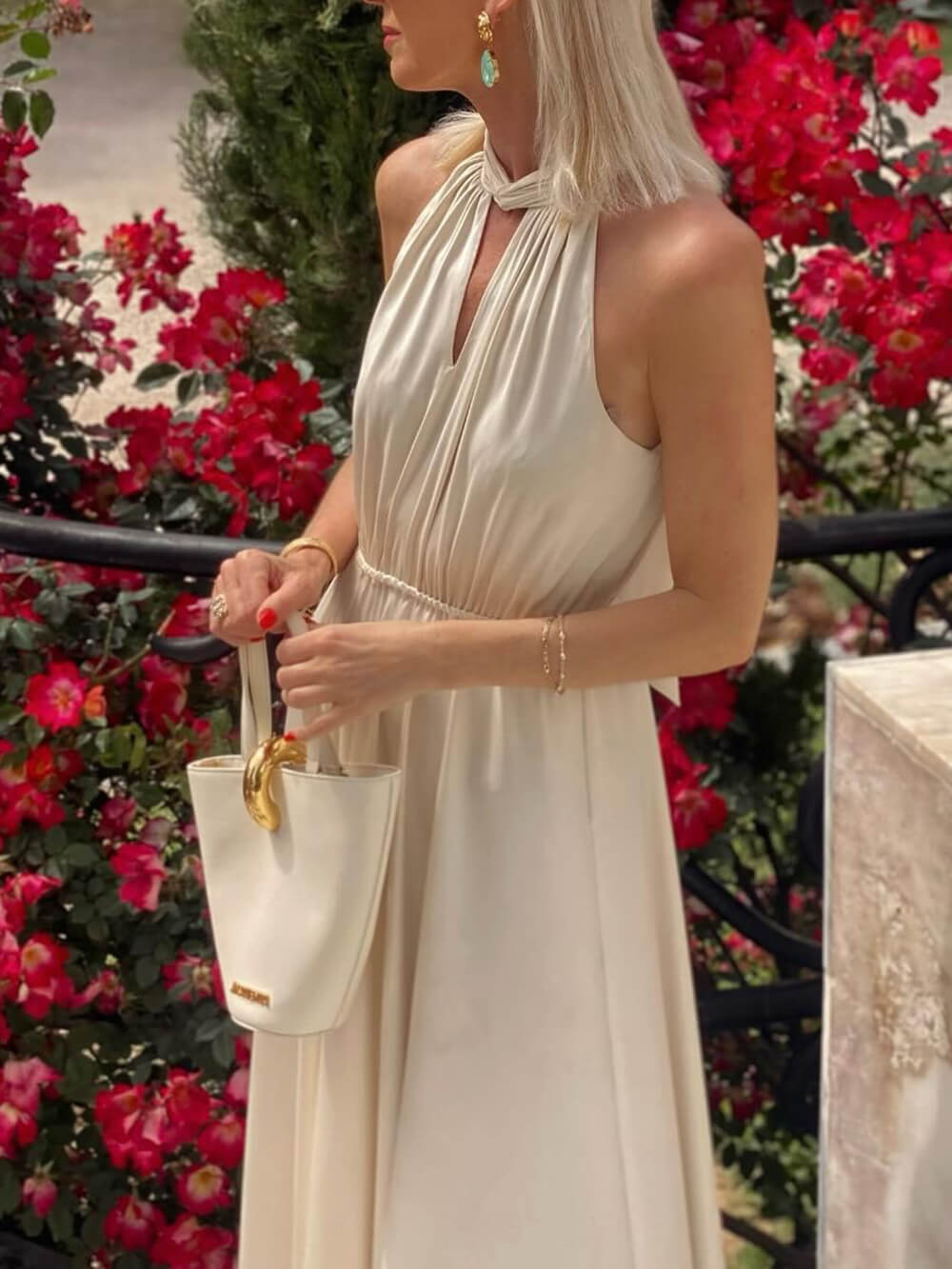 Elegantes schulterfreies Maxikleid aus Satin mit Taillenband