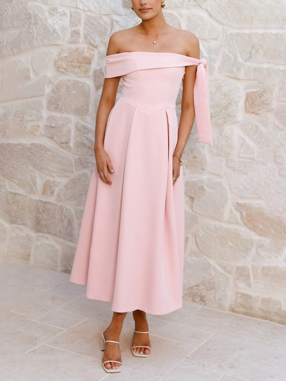 Robe mi-longue élégante à épaules dénudées et froncée
