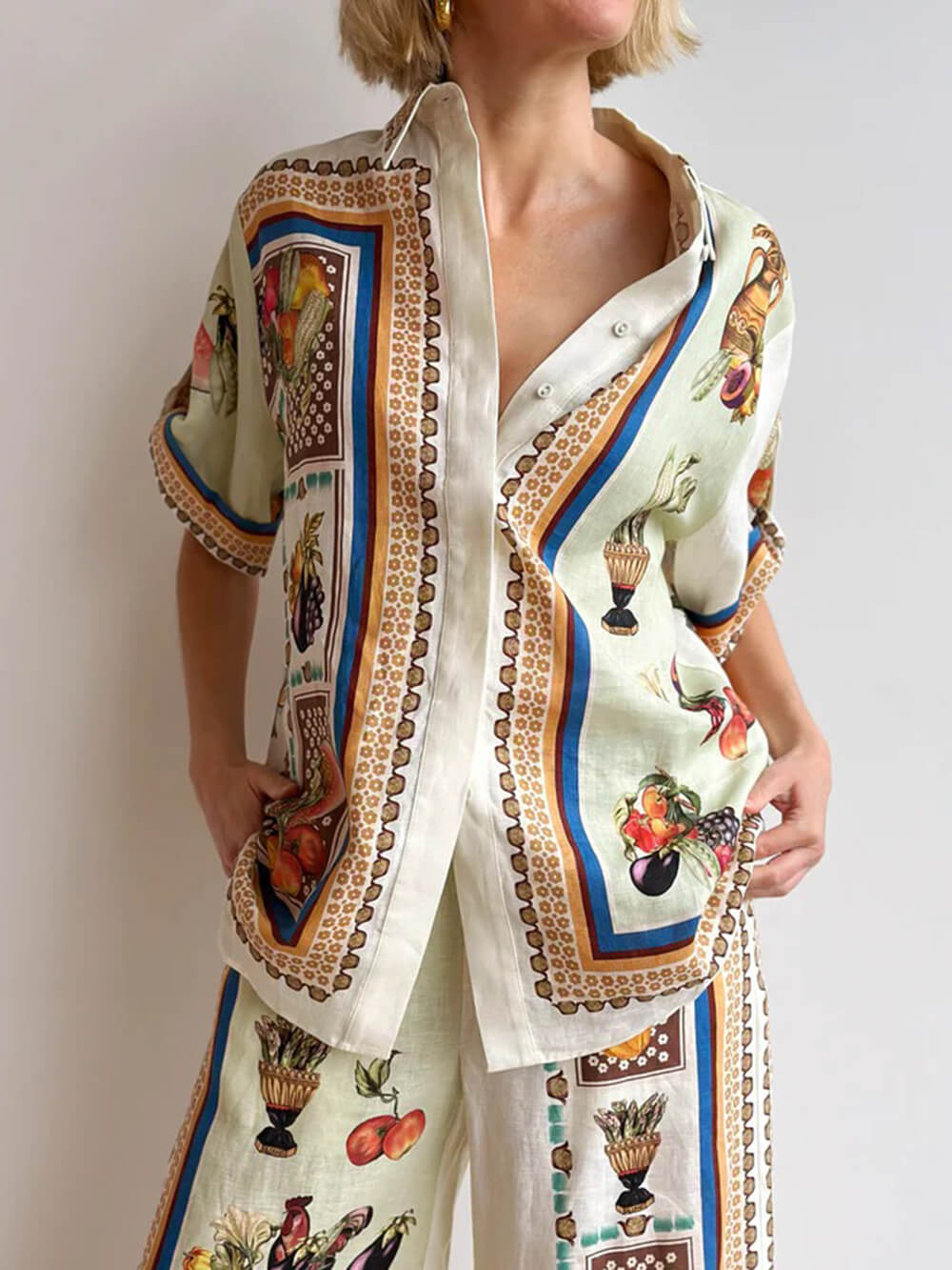 Chemise boutonnée ample en satin à imprimé fruits tropicaux de luxe unique