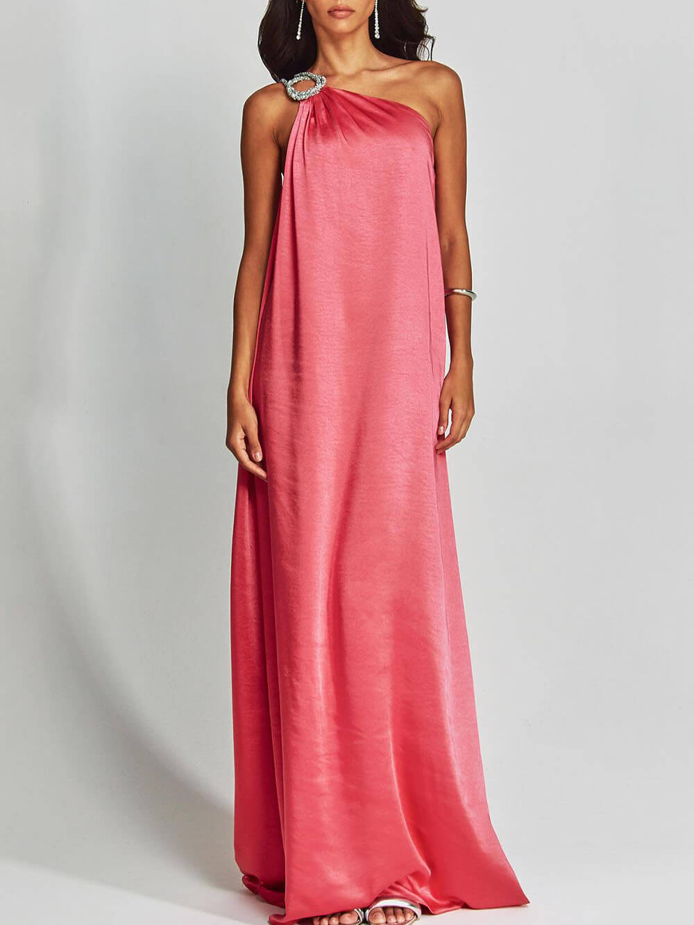 Robe longue ample à une épaule en satin avec détails métalliques exquis et charmant