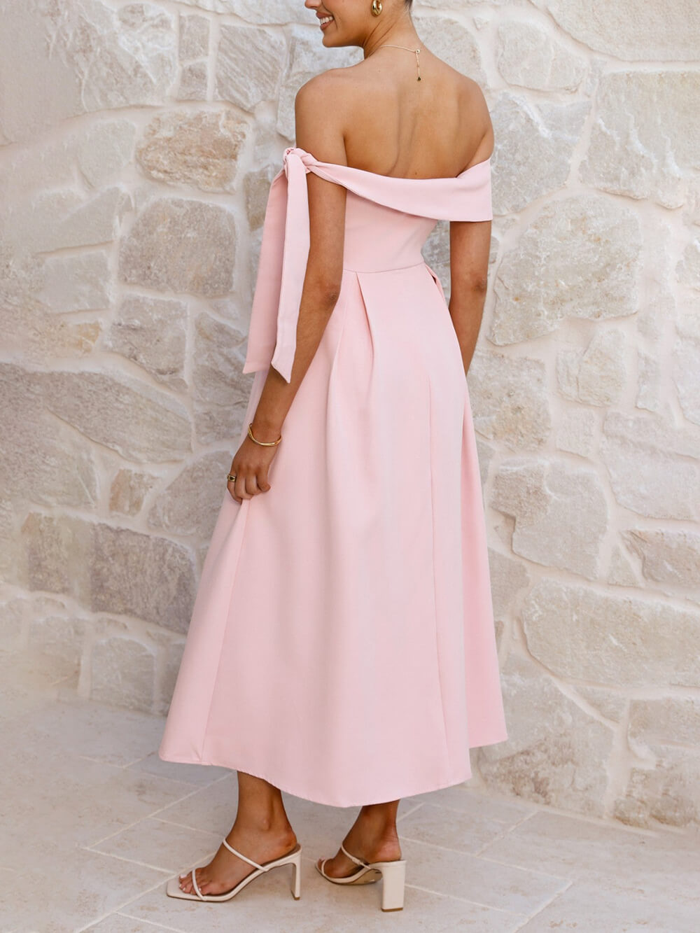 Robe mi-longue élégante à épaules dénudées et froncée