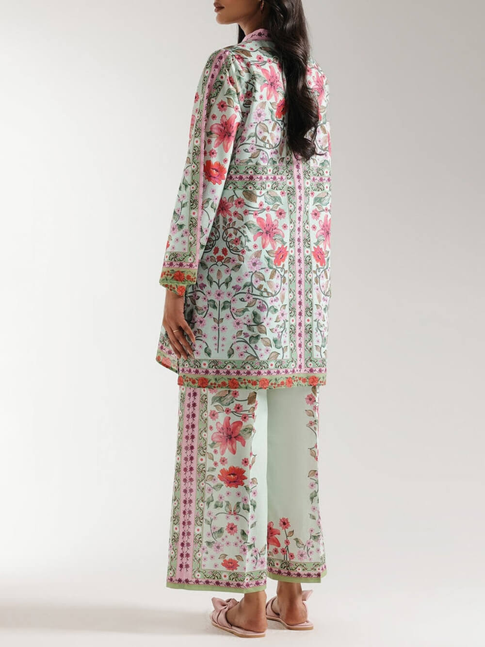 Chemise oversize à demi-col et imprimé floral symétrique en satin unique