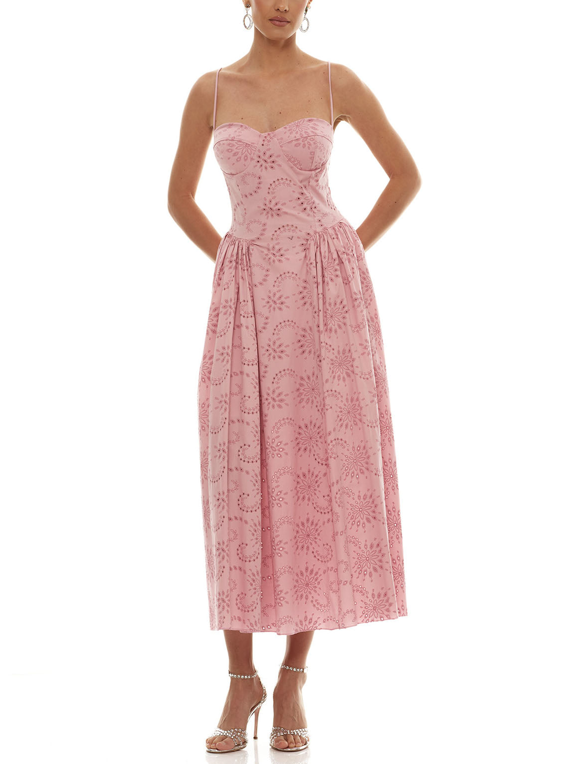 Robe longue romantique brodée à bretelles spaghetti et col en cœur
