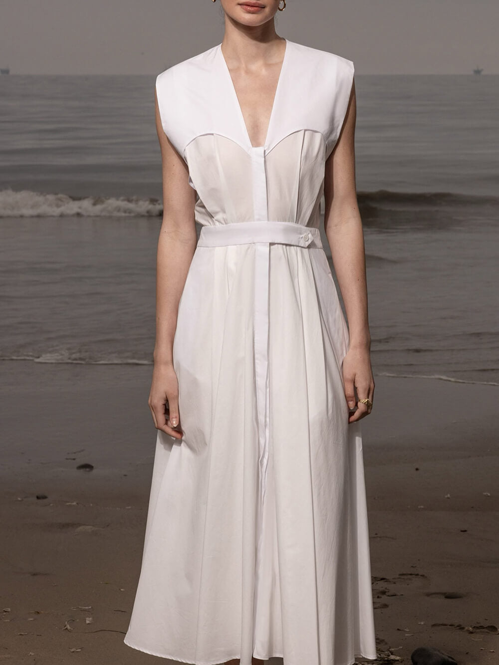 Robe midi élégante en lin à col en V et détails boutonnés