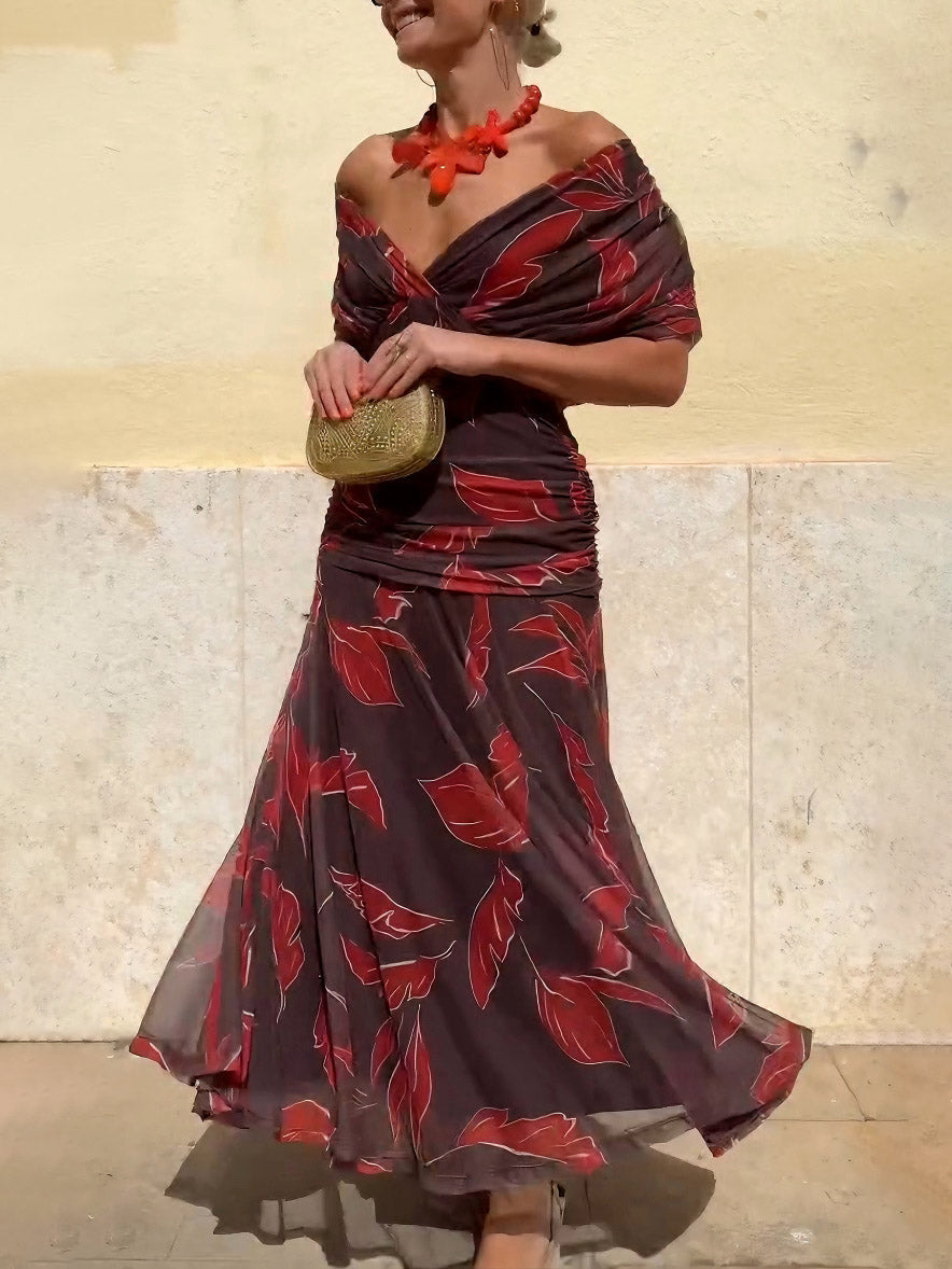 Elegantes schulterfreies Maxikleid mit gerüschtem Blattdruck