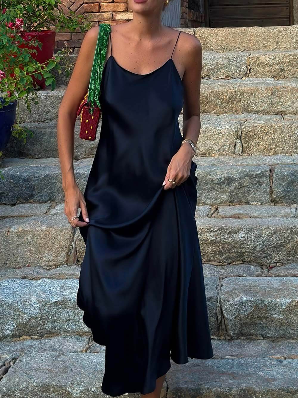 Robe longue décontractée en satin dos nu