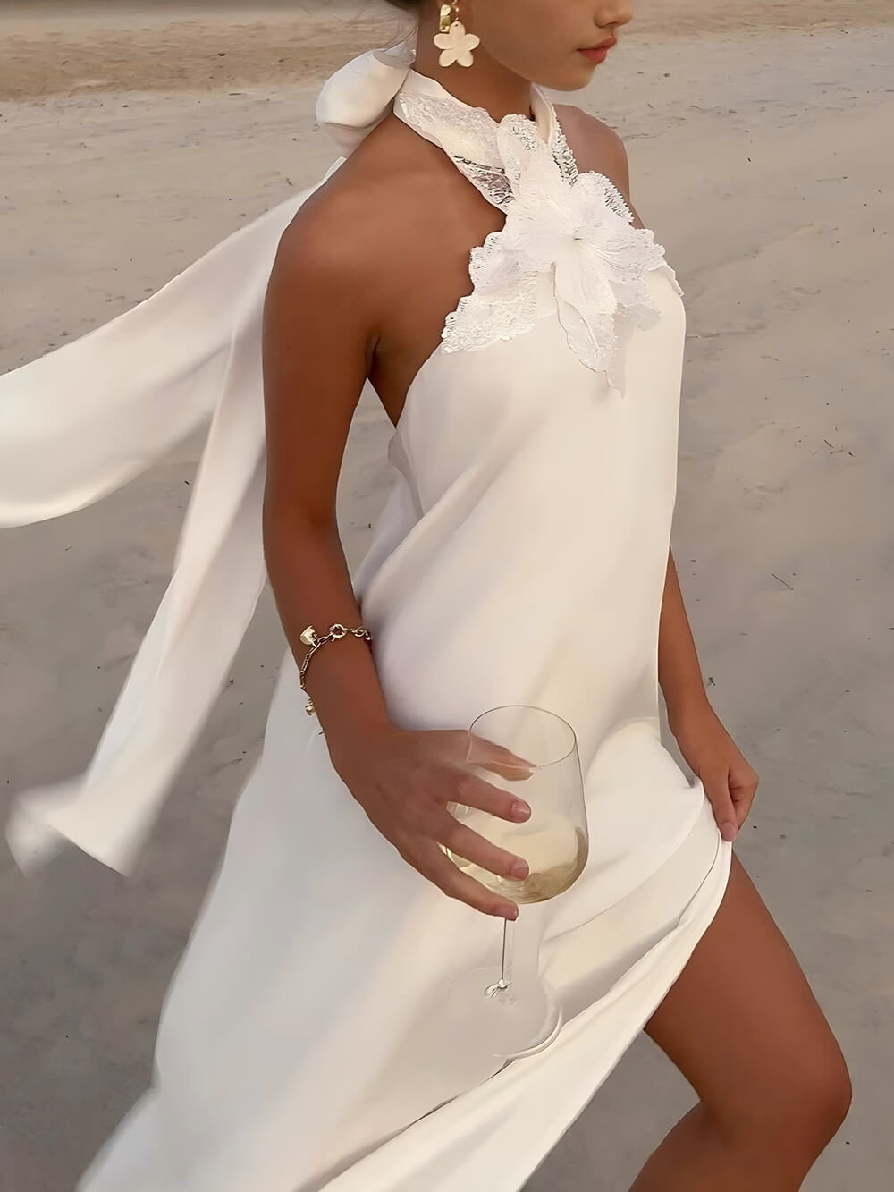 Robe longue dos nu en satin crocheté à fleurs rétro