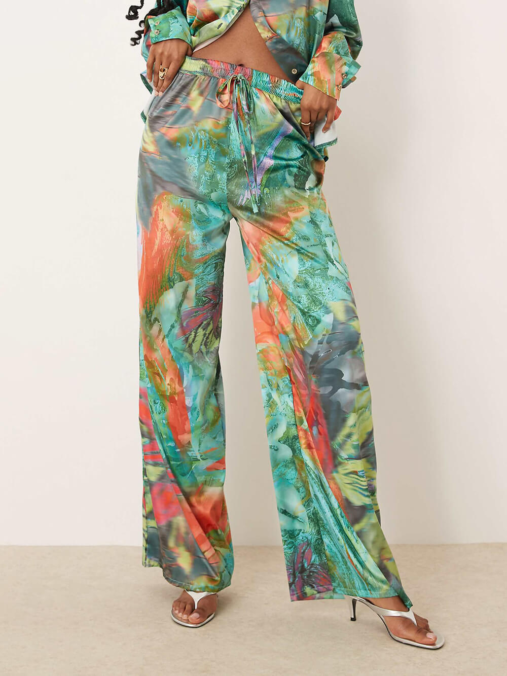 Einzigartige, lockere Hose mit weitem Bein und Satin-Ölgemälde-Print und elastischer Taille