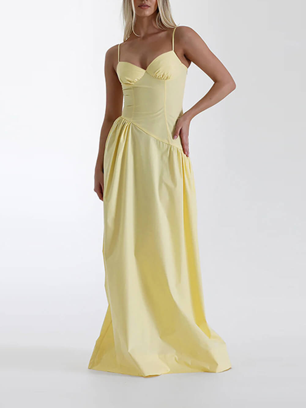 Sommerliches, figurbetontes Maxikleid mit Spaghettiträgern in A-Linie