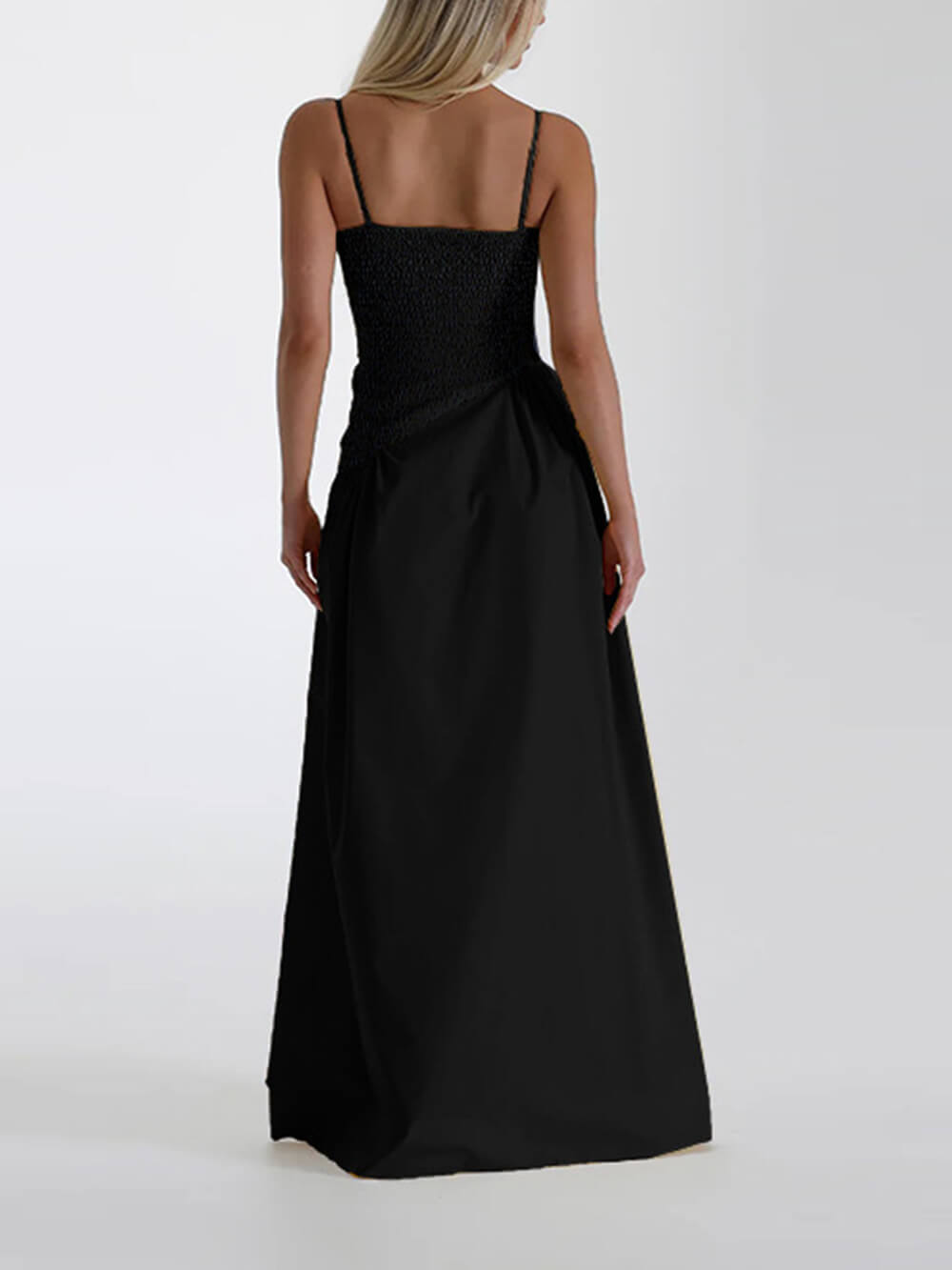 Sommerliches, figurbetontes Maxikleid mit Spaghettiträgern in A-Linie