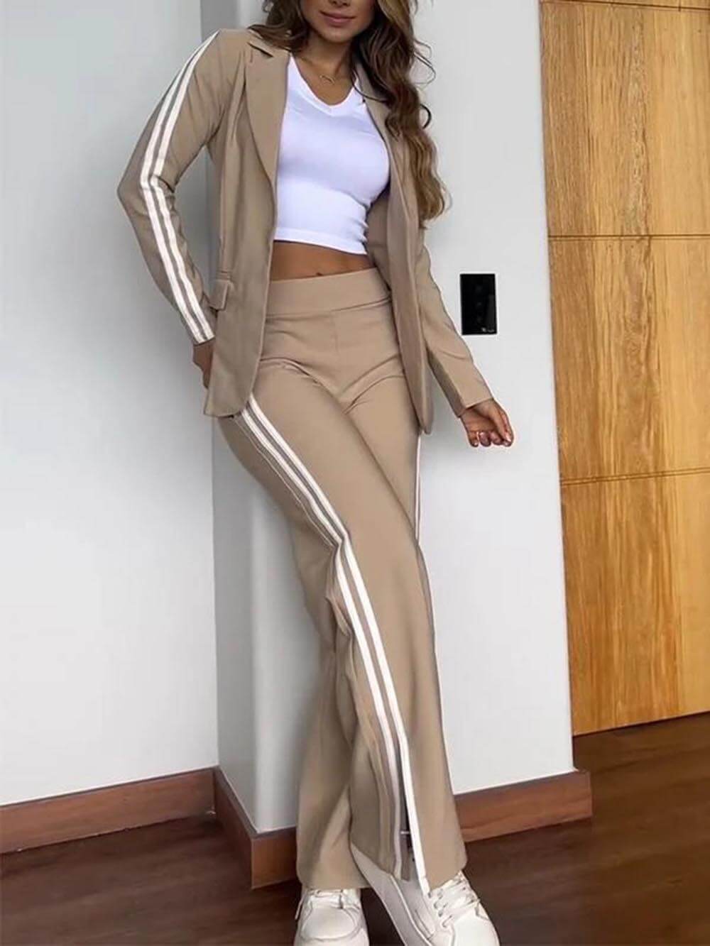 Sportliches Set aus Blazer mit gestreiftem Revers und lockerer Hose mit elastischer Taillentasche