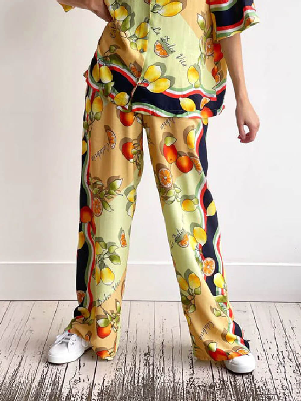Moderne Hose mit mittelhohem Bund und weitem Bein im Zitronen-Print