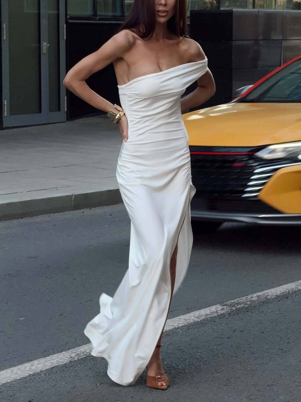 Schulterfreies, plissiertes Maxikleid mit Seitenschlitz