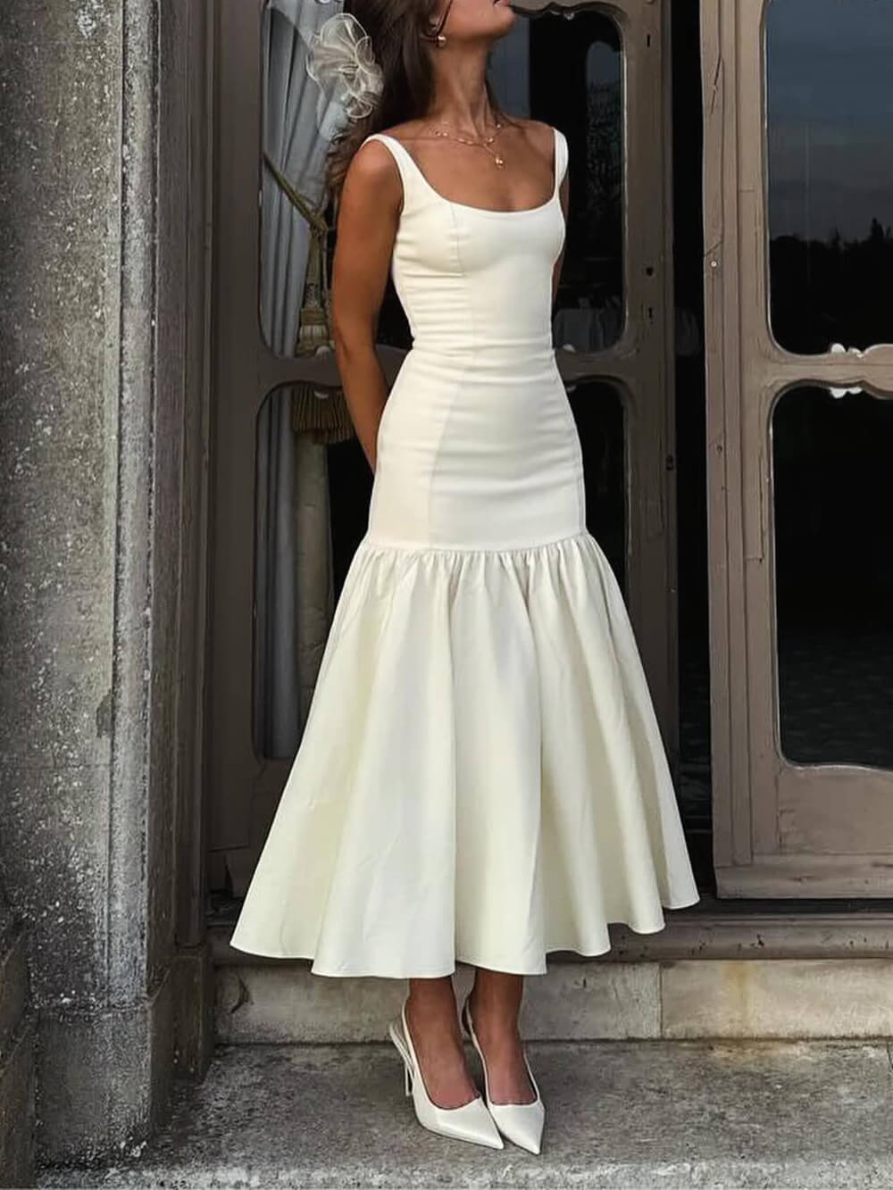 Robe mi-longue gracieuse à col carré et bretelles larges à taille basse