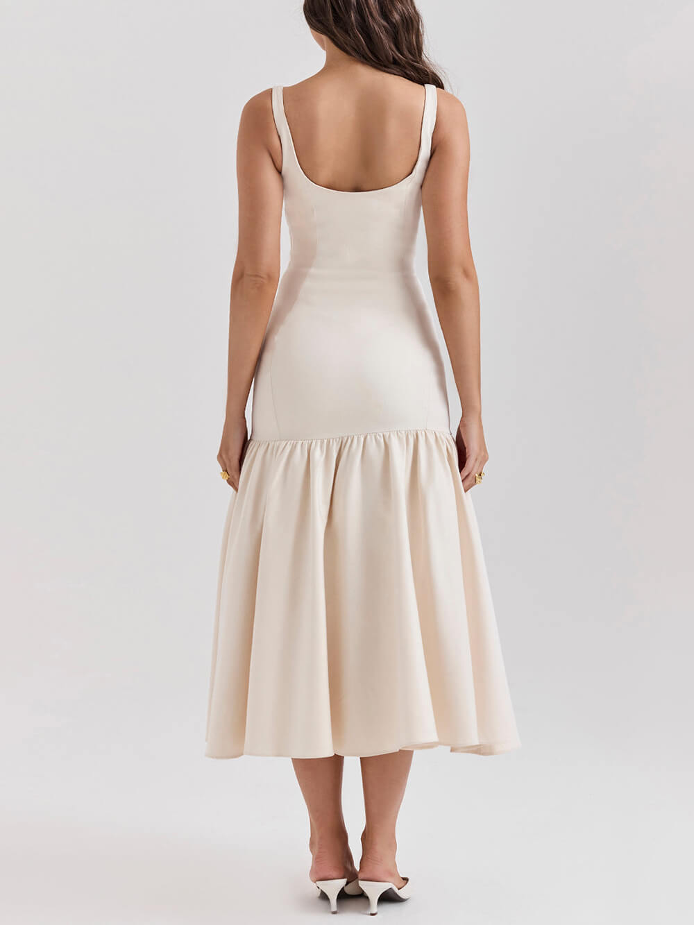 Robe mi-longue gracieuse à col carré et bretelles larges à taille basse