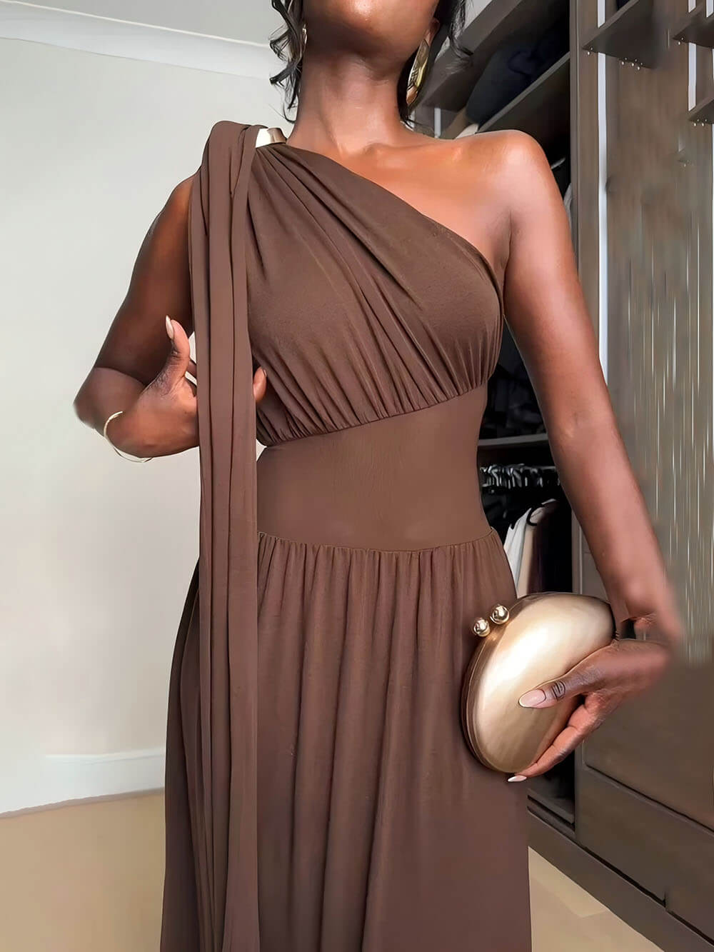 Elegantes schulterfreies Maxikleid aus gerüschtem Netzstoff