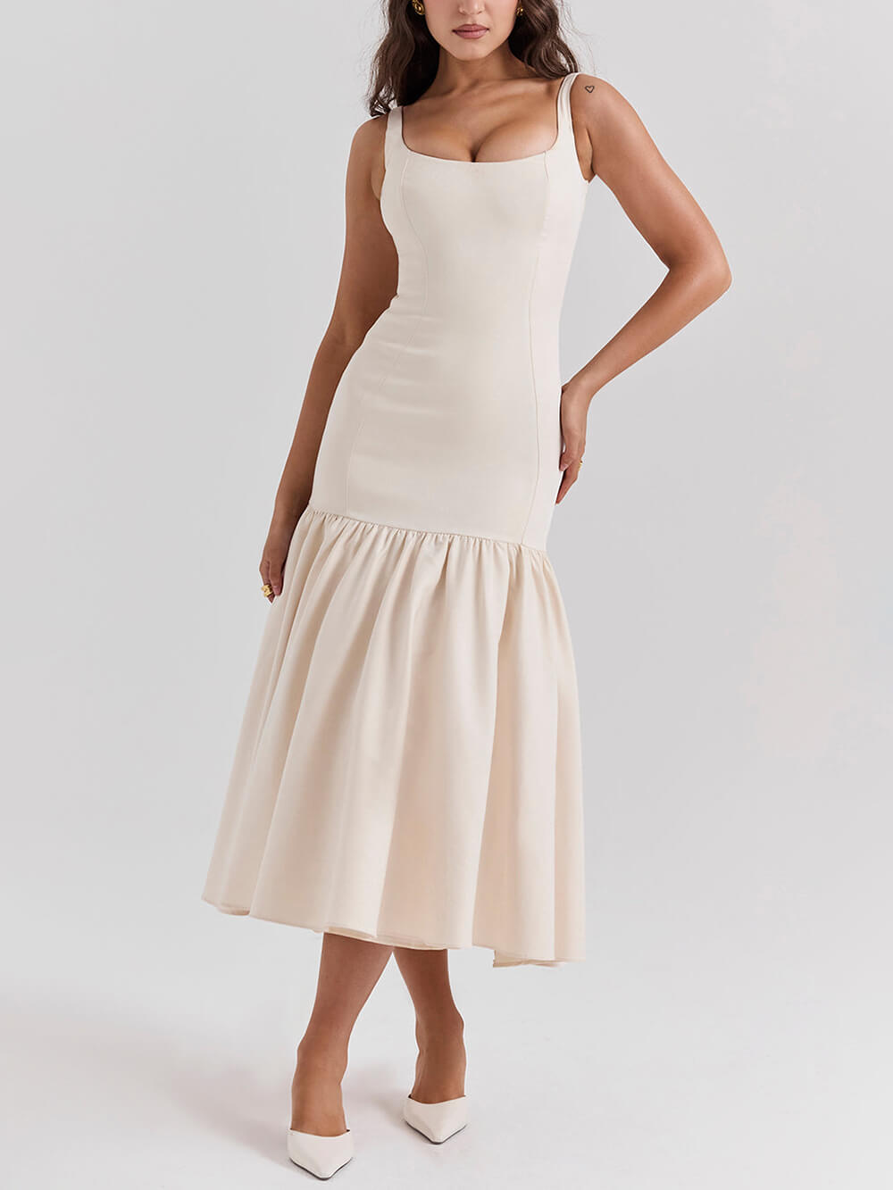 Robe mi-longue gracieuse à col carré et bretelles larges à taille basse