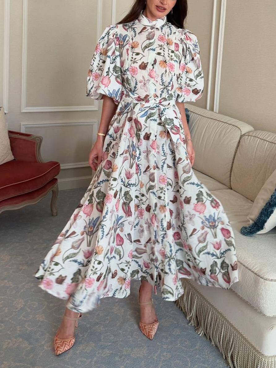 Kleid mit Stehkragen und Puffärmeln
