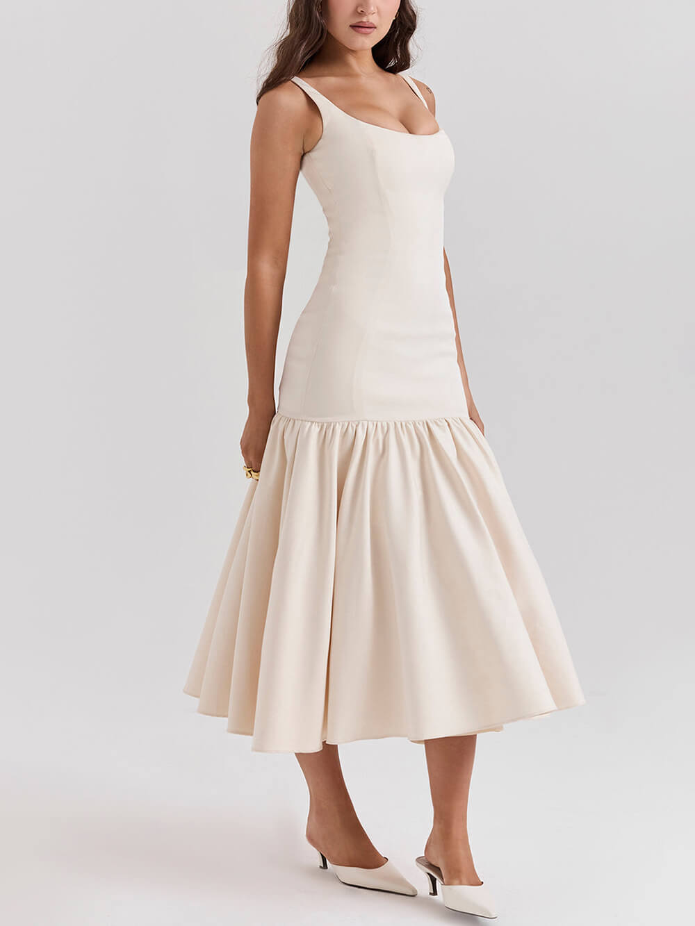 Robe mi-longue gracieuse à col carré et bretelles larges à taille basse