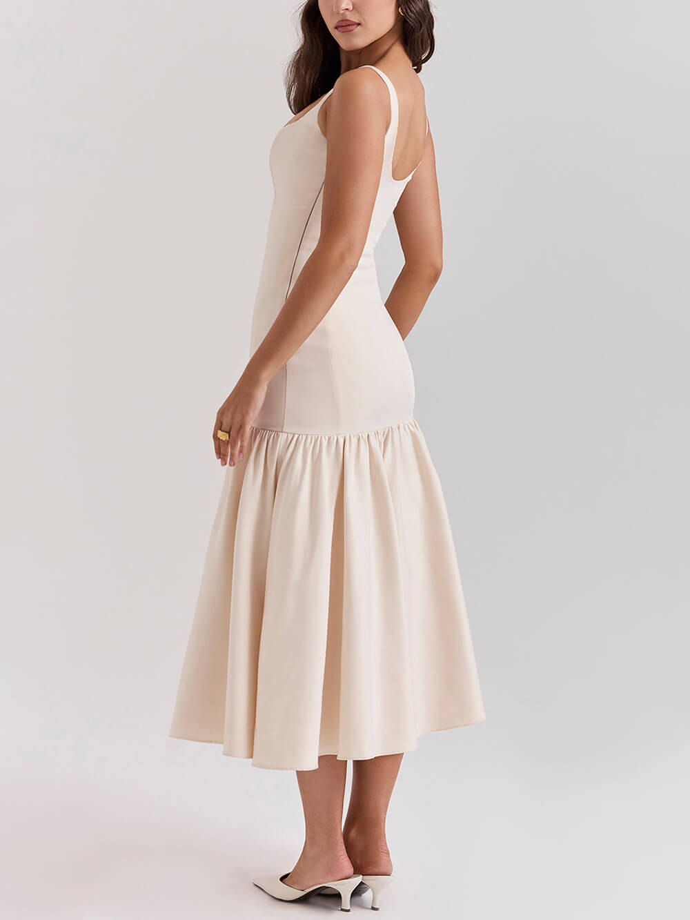 Robe mi-longue gracieuse à col carré et bretelles larges à taille basse