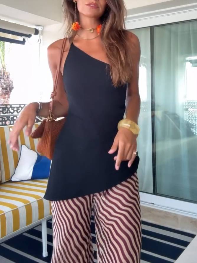 Set-Top mit schrägem Ausschnitt, rückenfreiem Oberteil und Hose mit weitem Bein und Streifenmuster