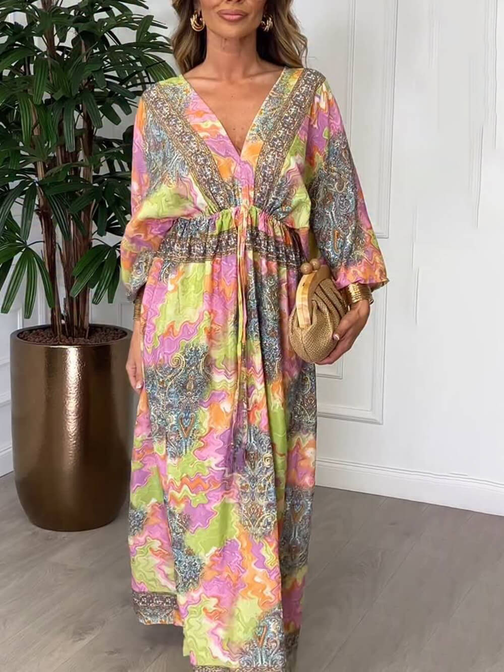 Sommerliches Maxikleid mit kräftigem Blumendruck und elastischer Taille, rückenfreiem Schlitz