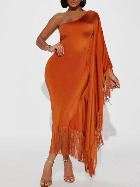Robe mi-longue à épaules dénudées et à une manche avec pompons