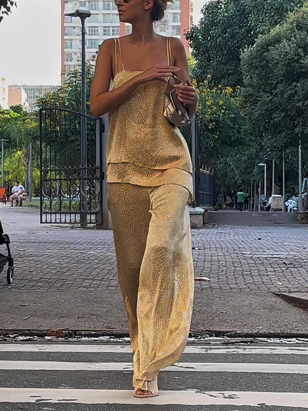 Einzigartige Hose aus fließendem Satin mit künstlerischem Druck und weitem Bein und elastischer Taille