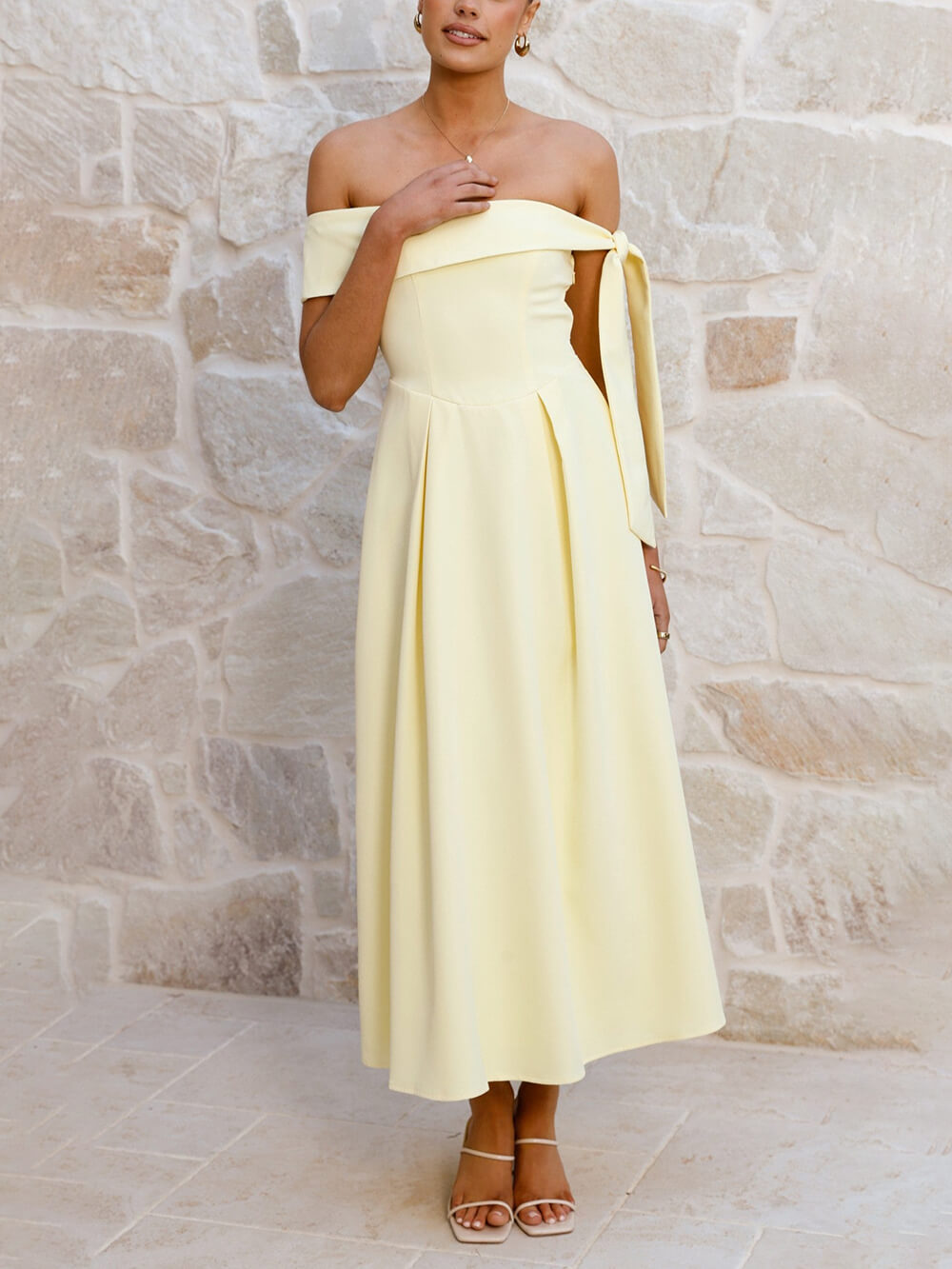 Robe mi-longue élégante à épaules dénudées et froncée