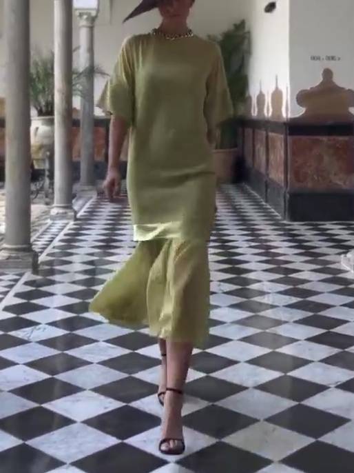 Robe mi-longue à épissures minimalistes