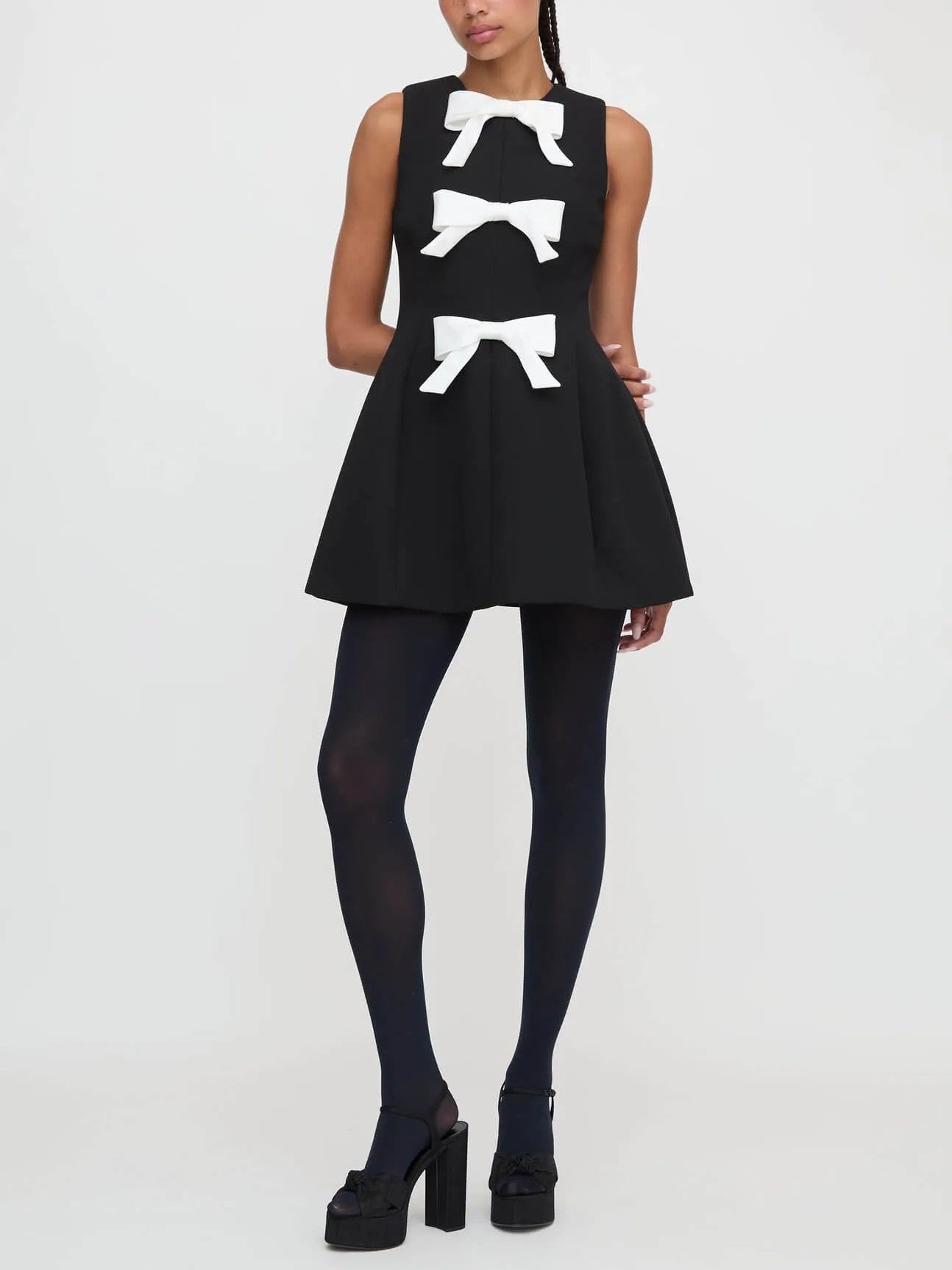 Elegantes Minikleid mit Rundhalsausschnitt und Schleife