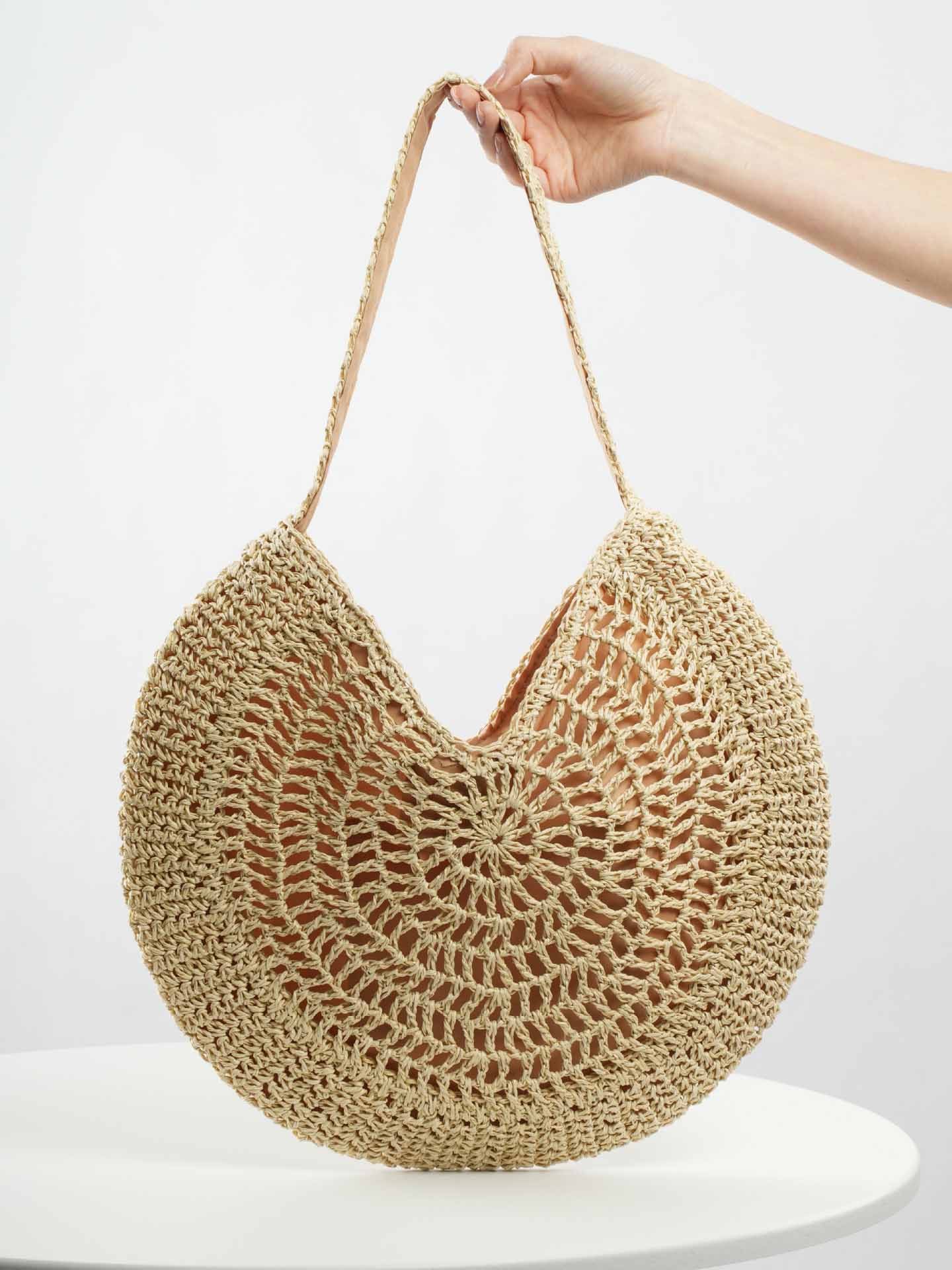Sac à bandoulière circulaire creux en paille fait main pour les loisirs et les vacances