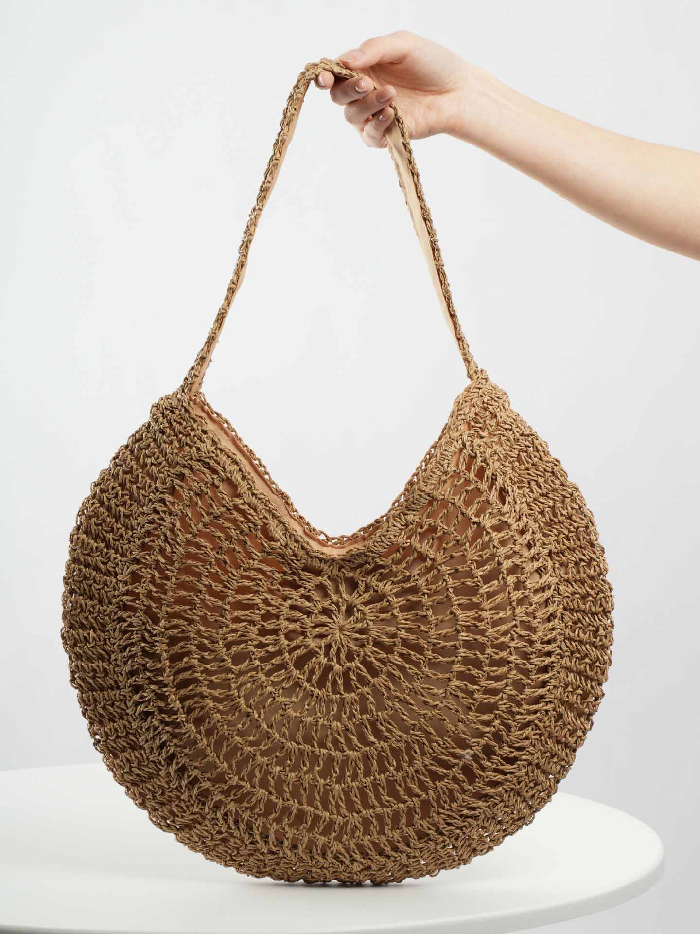 Sac à bandoulière circulaire creux en paille fait main pour les loisirs et les vacances