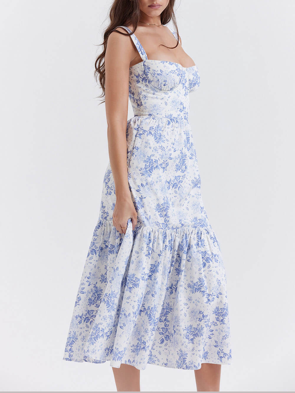 Robe mi-longue fleurie à bretelles et ourlet en A