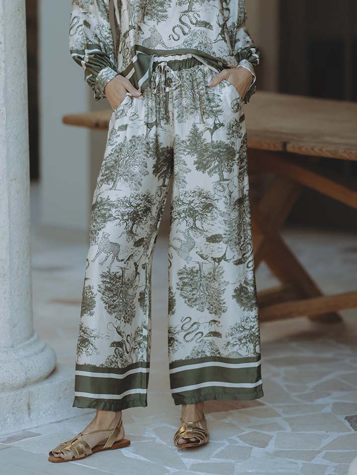 Lockere Hose mit weitem Bein und Satin-Jungle-Blumendruck