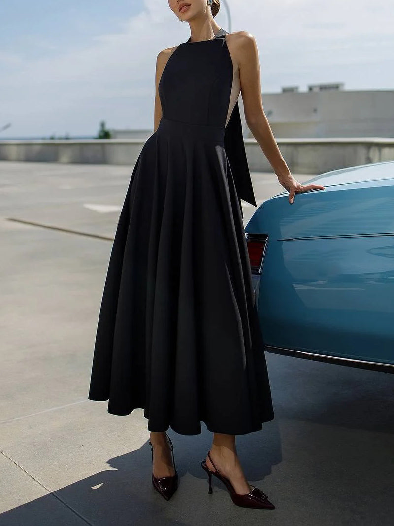 Robe mi-longue élégante à col licou et coupe trapèze