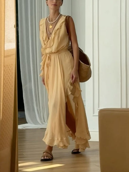 Elegantes Maxikleid mit Rüschen und V-Ausschnitt und hohem Schlitz